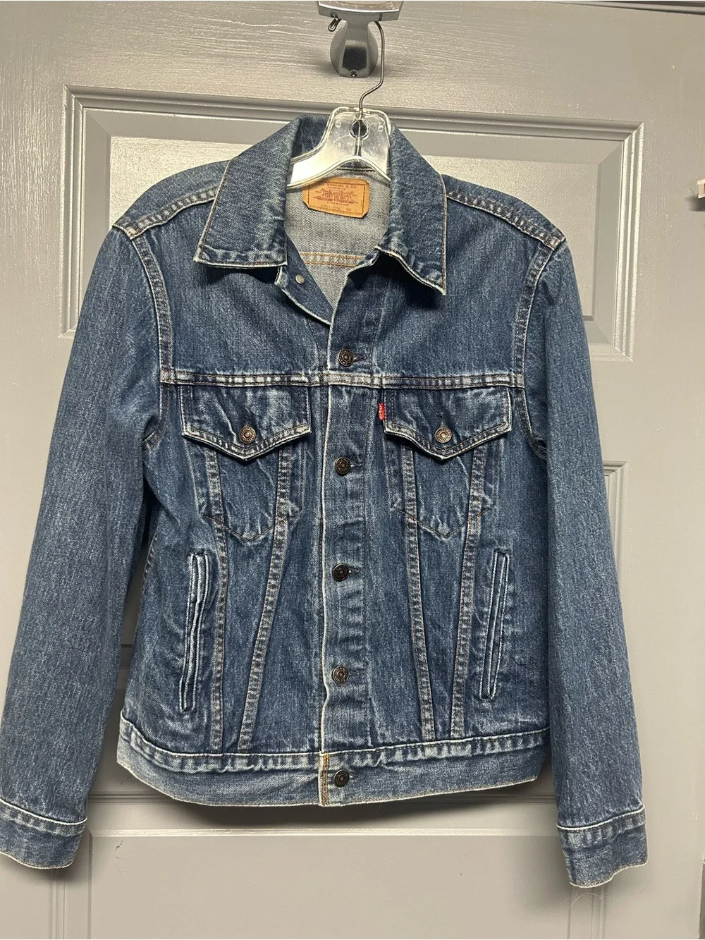 VINTAGE LEVI Strauss trucker style denim jacket. Size 38 . UNISEX EUC